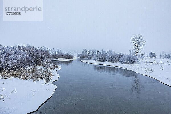 USA  Idaho  Bellevue  ruhiger Fluss durchquert schneebedeckte Landschaft