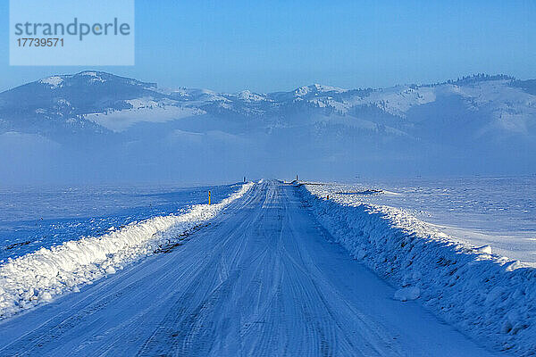 USA  Idaho  Fairfield  schneebedeckte Landstraße  die in die Berge führt