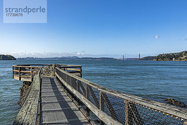 USA  Kalifornien  Tiburon  Blick auf die Bucht mit der Golden Gate Bridge im Hintergrund