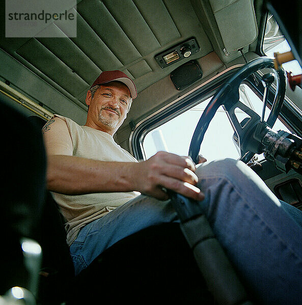 Porträt eines glücklichen LKW-Fahrers