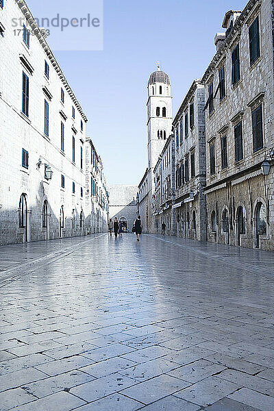 Kroatien  leere Straße in der Altstadt