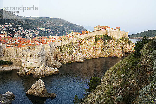 Kroatien  Dubrovnik  Altstadt auf Felsen