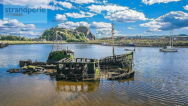 Alte Bootswracks auf dem Fluss Leven  Dumbarton  Highland  Schottland. UK