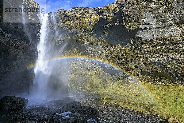 Kvernufoss  Wasserfall mit Regenbogen  Island  Europa