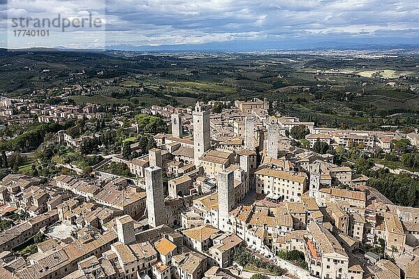 Helikopteransicht  San Gimignano  UNESCO-Weltkulturerbe  Siena  Toskana  Italien  Europa
