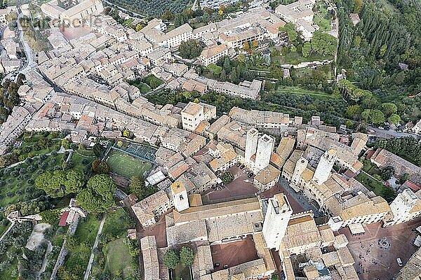 Helikopteransicht  San Gimignano  UNESCO-Weltkulturerbe  Siena  Toskana  Italien  Europa