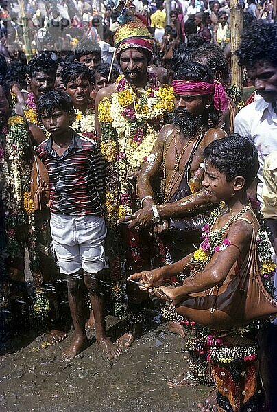 Devotees versprühen Wasser beim Chitra- oder Chithirai-Fest  einem der größten Feste in Madurai Tamil Nadu  Indien  Asien