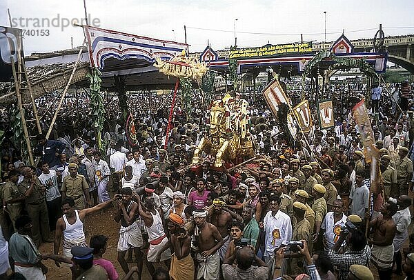 Lord Kallazhagar oder Vishnu auf dem goldenen Pferd beim Chitra- oder Chithirai-Fest  einem der größten Feste in Madurai  Tamil Nadu  Indien  Asien