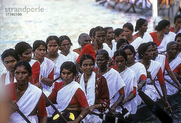 Teilnehmerinnen  buntes Bootsrennen in Kerala auf dem Punnamada-See in Alappuzha oder Alleppy  Kerala  Indien  Asien