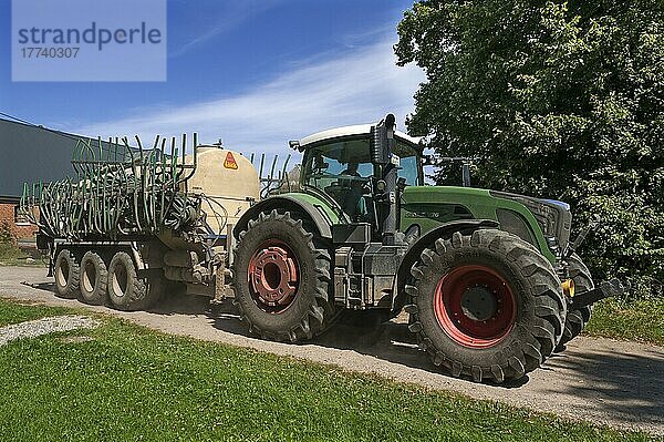 Großer Traktor mit einem Güllewagen  Mecklenburg-Vorpommern  Deutschland  Europa