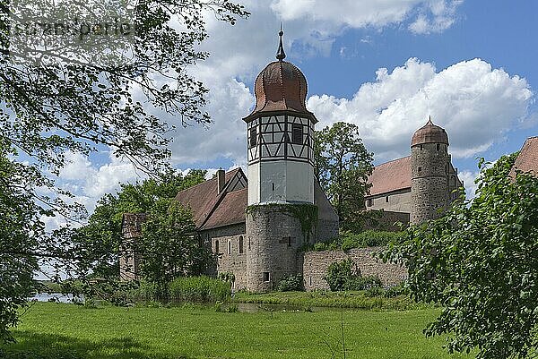Wasserschloss Sommersdorf  spätes 14. Jhd. gebaut  Sommersdorf  Gemeinde Burgoberbach  Mittelfranken  Bayern  Deutschland  Europa