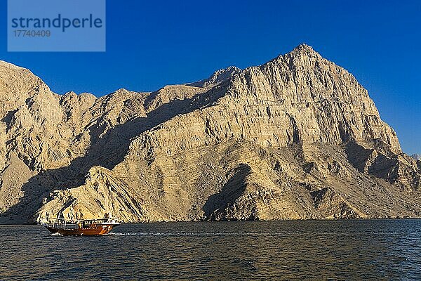 Dhow in den Fjorden von Musandam  Halbinsel Musandam  Sultanat von Oman