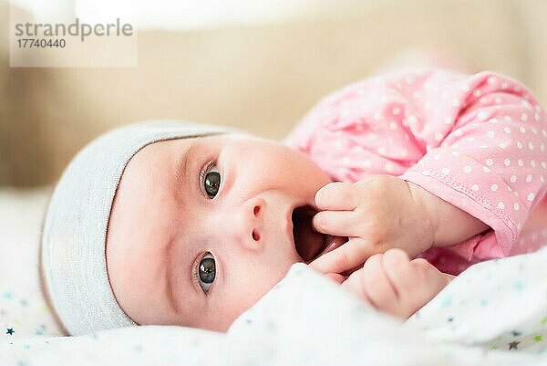 Close up Porträt eines schönen Babys auf hellem Hintergrund. Neu geboren Konzept