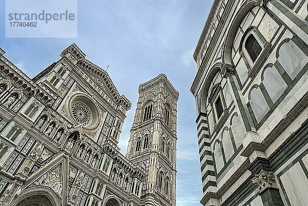 Tiefblick auf den Dom und das Baptisterium von Florenz  Piazza del Duomo  Italien  Europa