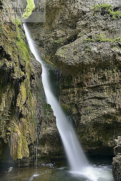 Hinanger Wasserfall  obere Wasserfallstufe im Tobel  Hinang  Allgäuer Alpen  Allgäu  Bayern  Deutschland  Europa