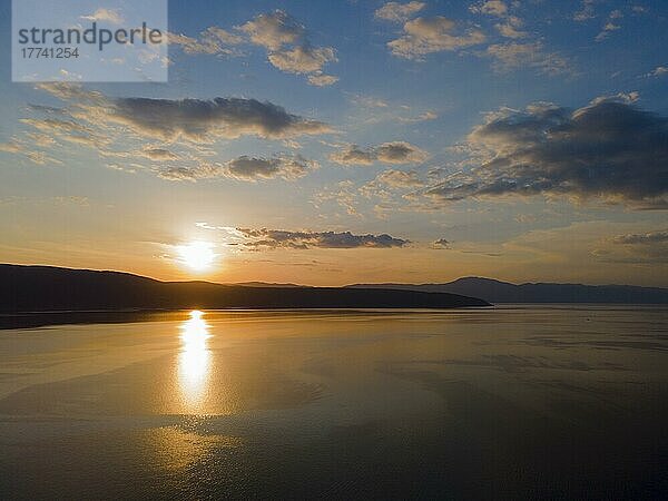 Drohnenaufnahme  Sonnenuntergang bei Glavotok mit Blick auf Insel Cres  Insel Krk  Kvarner Bucht  Primorje-Gorski kotar  Kroatien  Europa