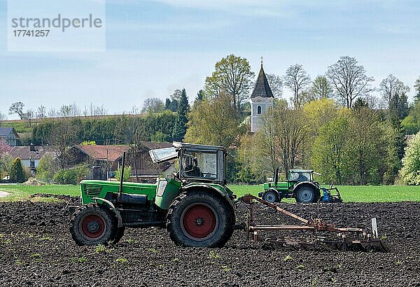 Traktoren bei der Feldarbeit auf einem Acker bei Wifling  Bayern  Deutschland  Europa