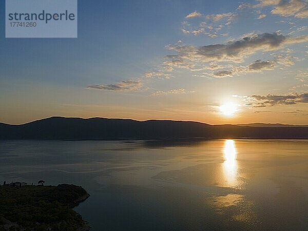 Drohnenaufnahme  Sonnenuntergang bei Glavotok mit Blick auf Insel Cres  Insel Krk  Kvarner Bucht  Primorje-Gorski kotar  Kroatien  Europa