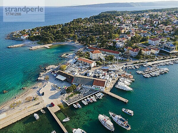 Drohnenaufnahme  Boote im Hafen  Porporela Beach und südwestlicher Stadtteil  Krk-Stadt  Insel Krk  Kvarner Bucht  Primorje-Gorski kotar  Kroatien  Europa
