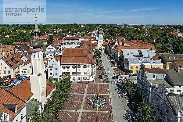 Blick vom Stadtturm auf den Schrannenplatz mit dem Frauenkircherl (l.)  dem Erdinger Rathaus (M.)  dem Schoenen Turm am Ende der Landshuter Strasse in Erding  Bayern  Deutschland  Europa