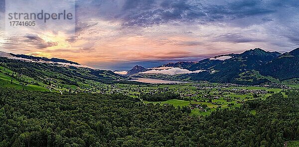 Luftaufnahme über dem Ort Giswil und dem Sarnersee im Kanton Obwalden  Schweiz  Europa