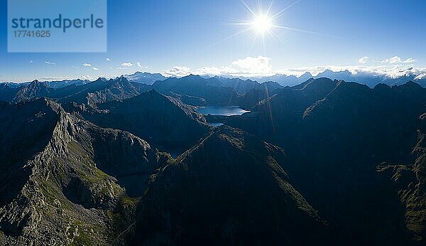 Luftaufnahme des Lago del Narèt im Val Sambuco mit der Sonne am Himmel im Kanton Tessin  Schweiz  Europa