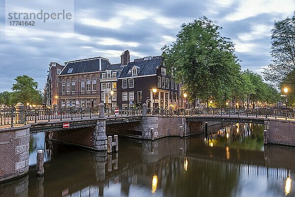 Charakteristische Wohnhäuser  Grachtengürtel Amsterdam  Brücken  Amsterdam  Noord-Holland  Niederlande  Europa