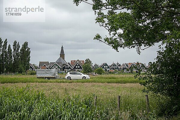 Grote Kerk  Kirche auf der Halbinsel Marken  charakteristische Wohnhäuser  Marken  Noord-Holland  Niederlande  Europa