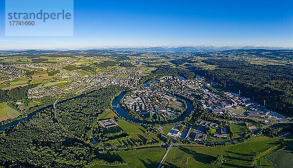 Luftaufnahme der Stadt Bremgarten und der Mäandernden Reuss im Reusstal des Kantons Aargau  Schweiz  Europa