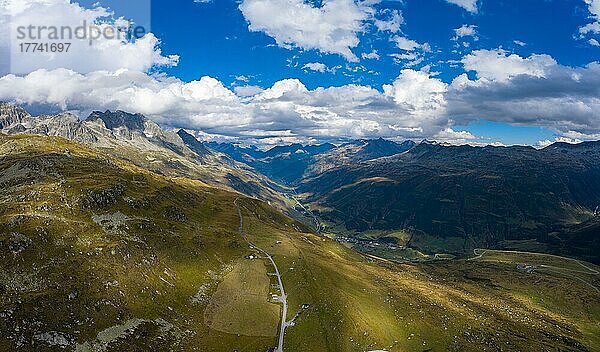 Luftaufnahme über der Ochsenalp in Richtung Urserental  mit der Straße und den Stellplätzen für Camper  Kanton Uri  Schweiz  Europa