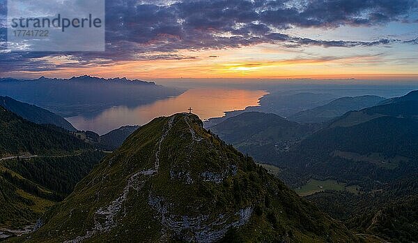 Luftaufnahme des Dent de Jaman mit dem Gipfelkreuz und dem Genfersee im Hintergrund nach Sonnenuntergang  Kanton Waadt  Schweiz  Europa