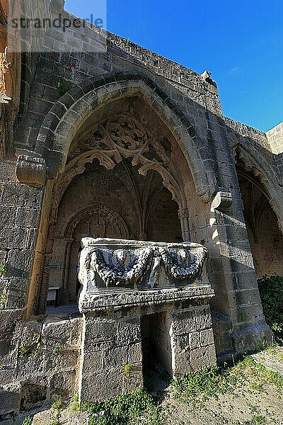 Abtei Bellapais  Beylerbeyi  Teile einer gotischen Klosterruine  Kreuzfahrergotik  Teil des Kreuzhofes  Nordzypern