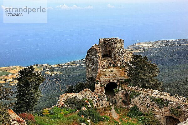 Blick von der Burgruine Kantara auf das Meer  Nordzypern