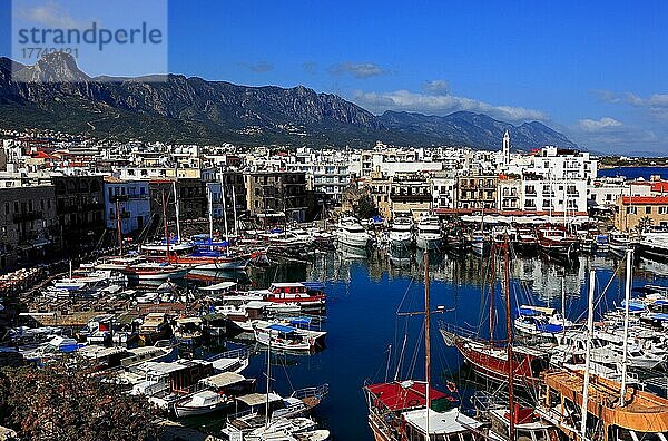 Girne  Kyrenia  Hafenstadt  Blick auf den Hafen und die Altstadt  und das Pentadaktylos-Gebirges im Hintergrund  Nordzypern
