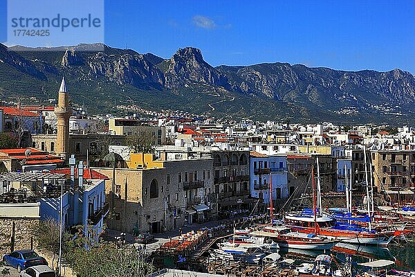 Girne  Kyrenia  Hafenstadt  Blick auf den Hafen und die Altstadt und das Pentadaktylos-Gebirges  Nordzypern