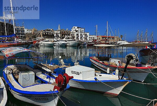 Hafenstadt Girne  Kyrenia  Blick auf Hafen und Altstadt  Nordzypern