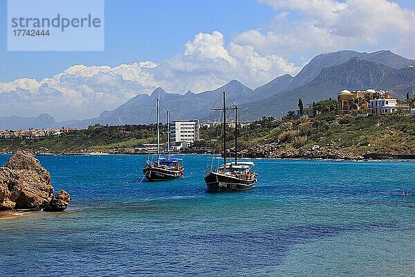 Kleine Bucht nahe der Hafenstadt Girne im Hintergrund  Kyrenia  Badebucht  Segelschiffe  Nordzypern