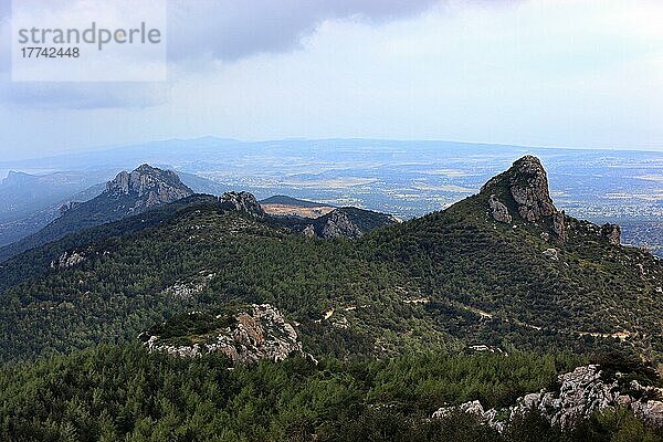 Blick von der Burg Kantara auf die Berge und in die Landschaft  Kantara Forest  Nordzypern