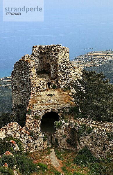 Blick von der Burgruine Kantara auf das Meer  Nordzypern