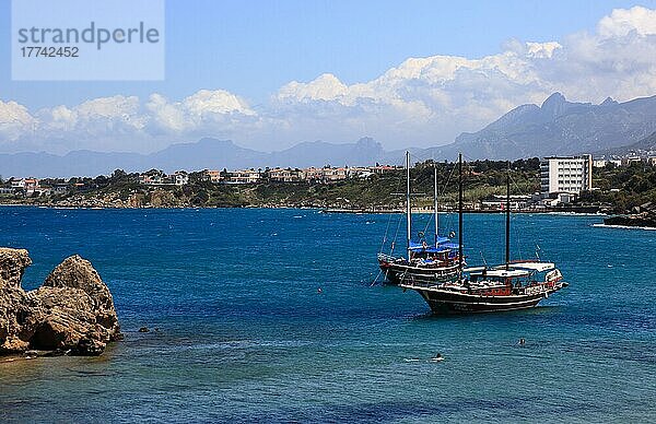 Kleine Badebucht nahe der Hafenstadt Girne  Kyrenia  Segelschiffe  Nordzypern