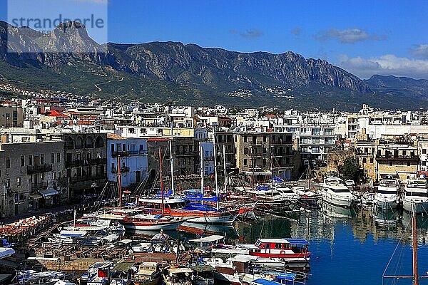Girne  Kyrenia  Hafenstadt  Blick auf den Hafen und die Altstadt  und das Pentadaktylos-Gebirges im Hintergrund  Nordzypern