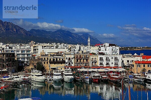 Girne  Kyrenia  Hafenstadt  Blick auf den Hafen und die Altstadt  Nordzypern