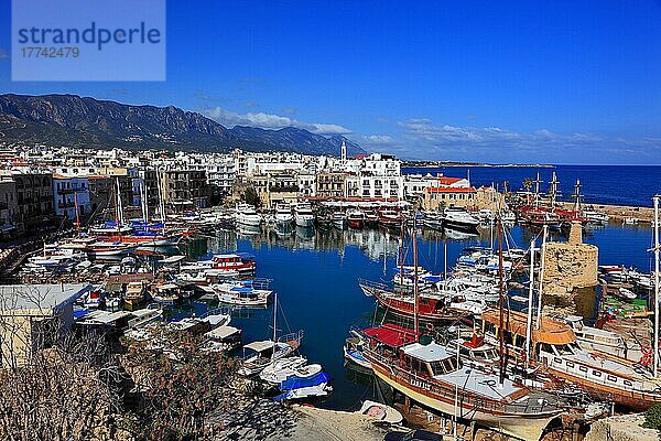 Girne  Kyrenia  Hafenstadt  Blick auf den Hafen und die Altstadt  Nordzypern