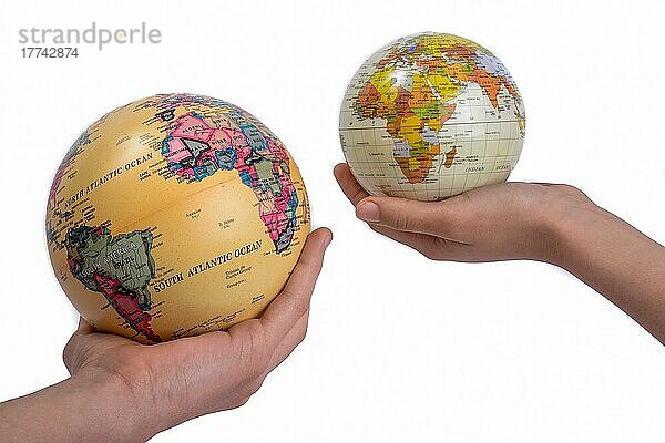 Zwei Hände halten zwei Globen in der Hand auf weißem Hintergrund