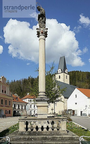 Ortsplatz mit Sankt Marien Kirche. Rozmberk Nad Vlatavou  Rosenberg  Südböhmen  Böhmen  Tschechien  Europa