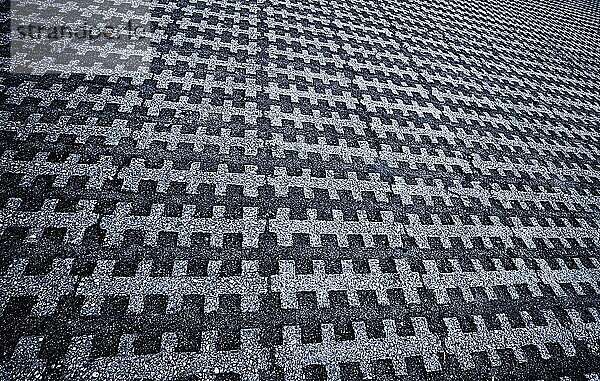 Blauton  Struktur mit Pflastersteinen auf einem Parkplatz  Predni Vyton  Südböhmen  Böhmen  Tschechien  Europa