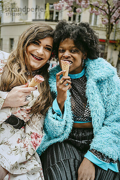 Porträt einer Frau und eines nicht-binären Freundes  die Eiscreme essen