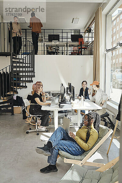 Multirassische Geschäftskollegen arbeiten im Büro eines Tech-Start-ups zusammen