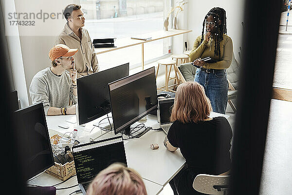 Männliche und weibliche Unternehmer planen eine Strategie während eines Treffens im Büro eines Tech-Start-ups