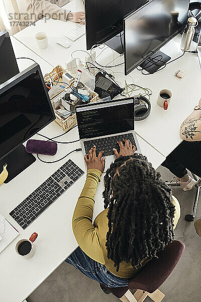 Hohe Winkel Ansicht der weiblichen Computer-Programmierer mit Laptop am Schreibtisch im Büro